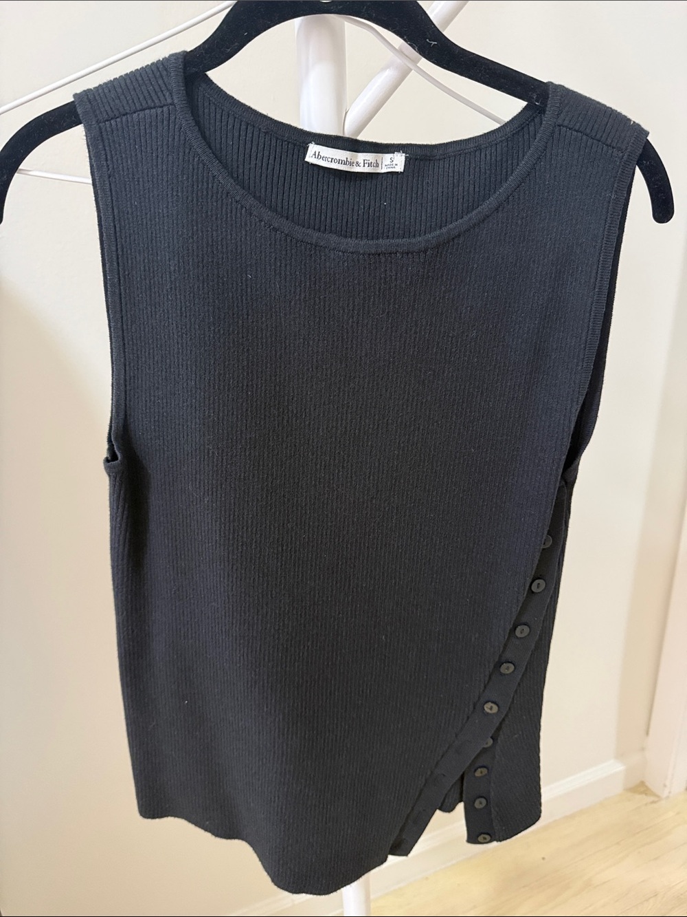 Abercrombie & Fitch Black Ribbed Sleeveless Crewneck Sweater